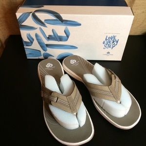 cloudsteppers by clarks brinkley drift flip flop
